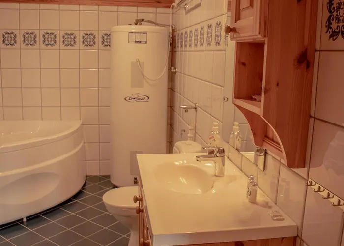 龙达讷豪里斯特约尔酒店 3*